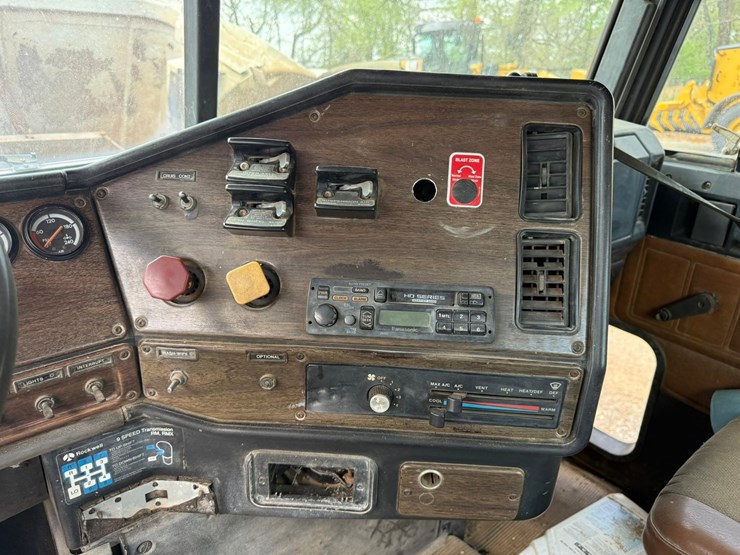 1998-freightliner-108sd-plus-image-57