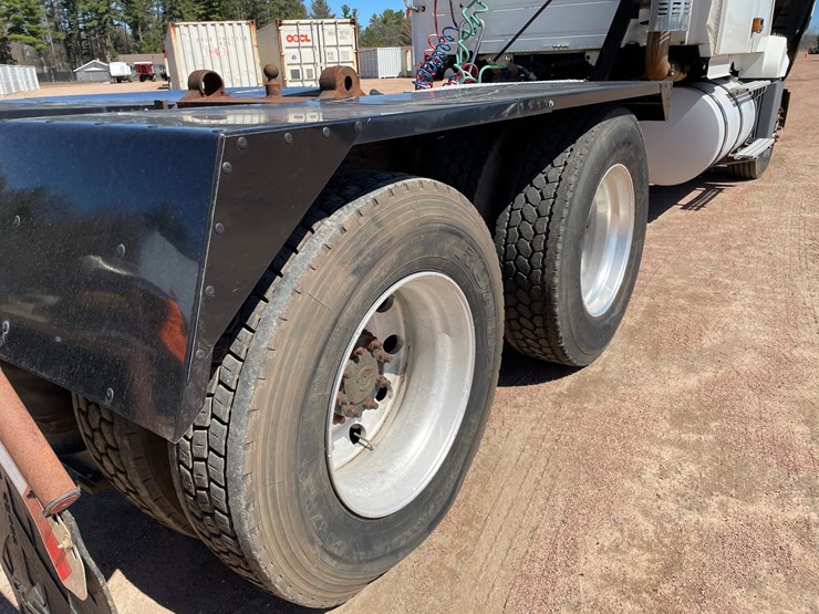 2005-volvo-10-image-22