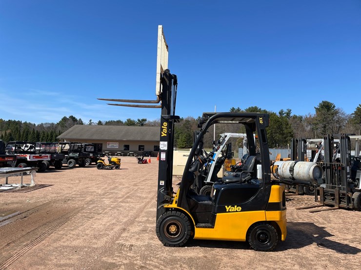 #1137-•-yale-4,000lb-lp-forklift-image-28