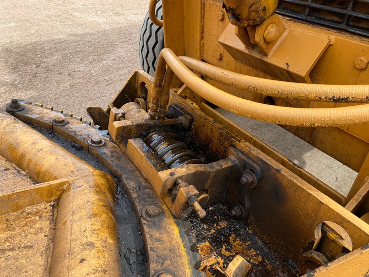 #1004-•-1982-allis-chalmers-714-series-b-industrial-plow-tractor-image-18
