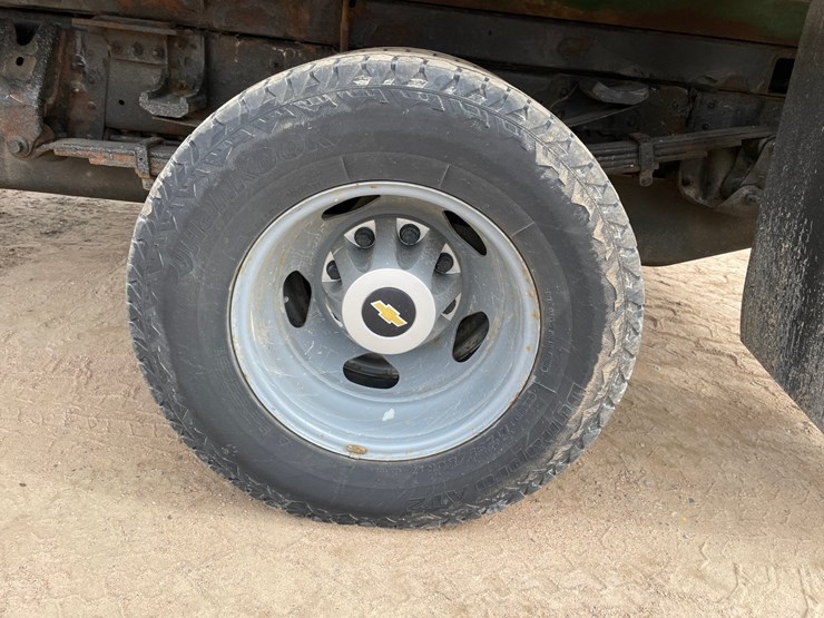 2011-chevrolet-3500-image-26