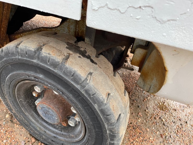 #1165-•-unicarriers-3,450-lbs-lp-forklift-image-24