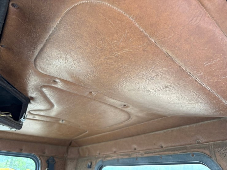 1998-freightliner-108sd-plus-image-54