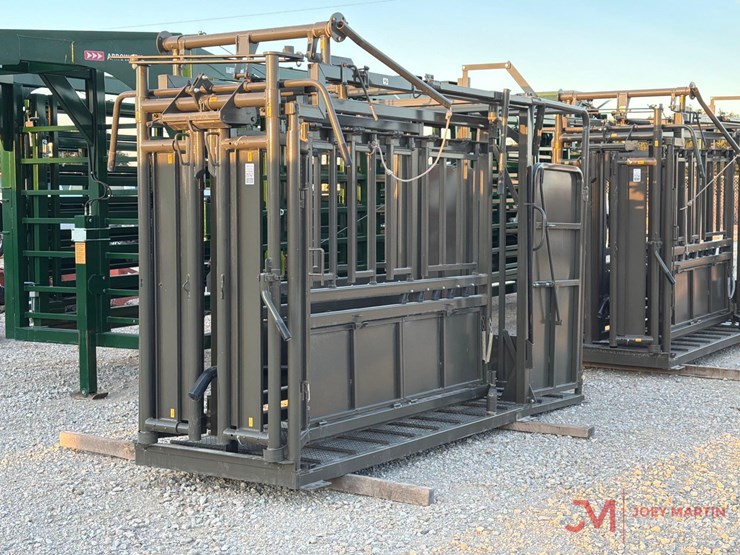 new/unused-m620-manual-squeeze-chute-image-2