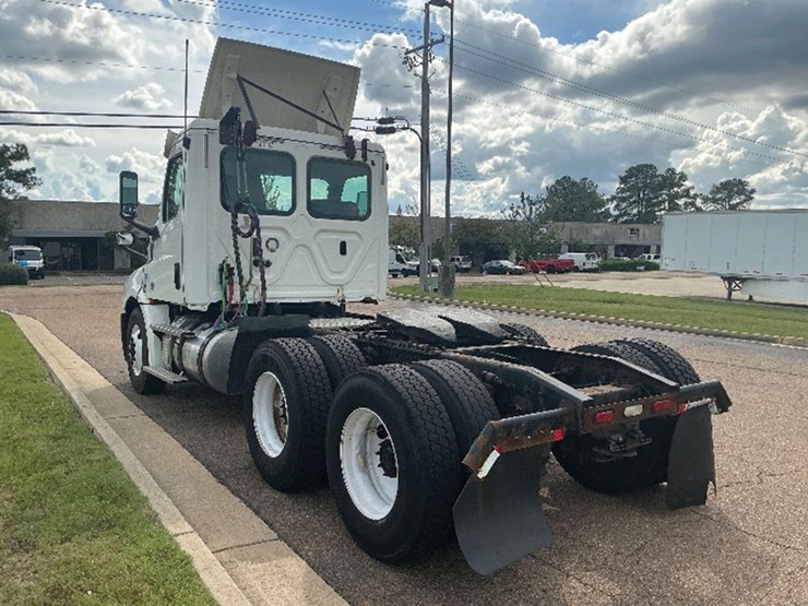 2019-freightliner-cascadia-126-image-2