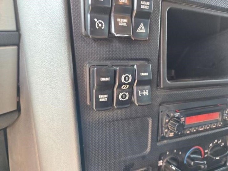 2012-caterpillar-ct660s-image-23