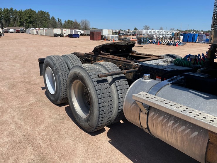 2007-freightliner-fld120-image-23