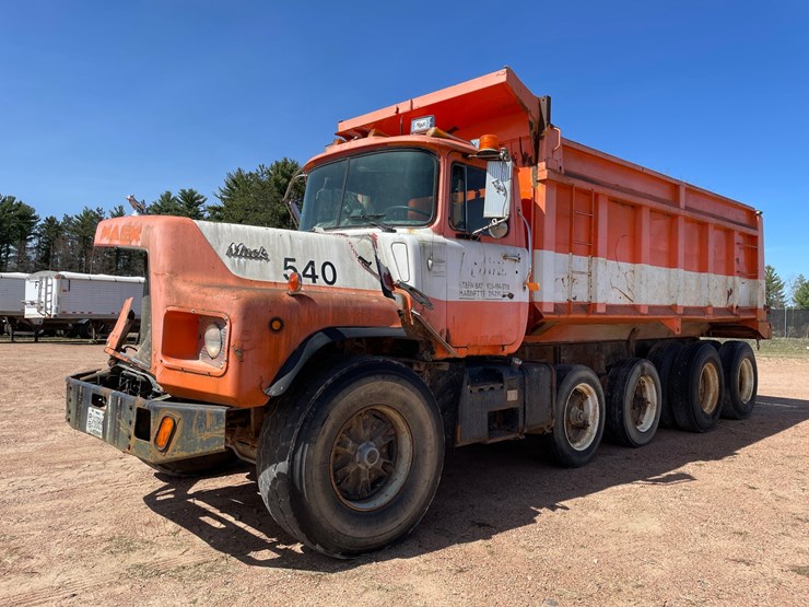 1992-mack-dm690s-image-1