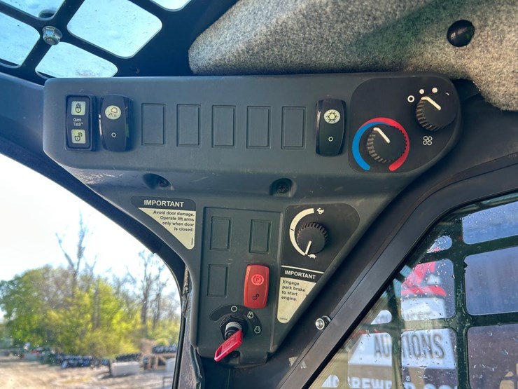 2016-deere-317g-image-21