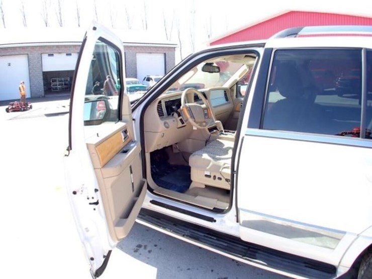 2009-lincoln-navigator-image-11