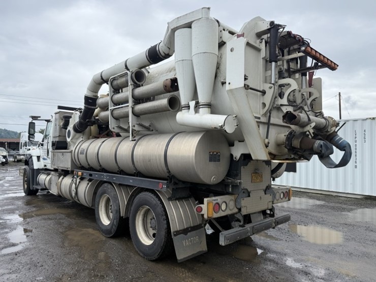 2013-international-7600-image-6