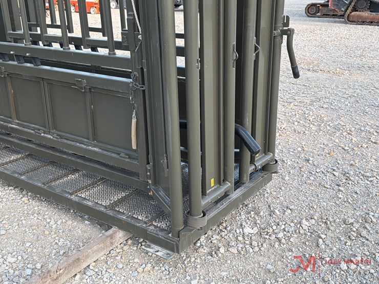 new/unused-m620-manual-squeeze-chute-image-6