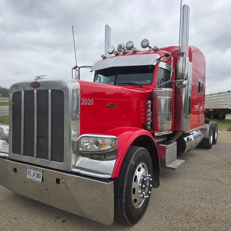 2017 PETERBILT 389
