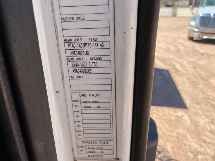 2005-volvo-10-image-42