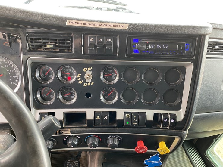 2015-kenworth-t800-image-41