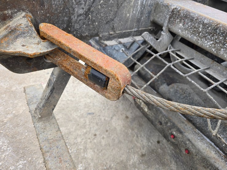 #22589-•-2006-mack-cv713-granite-roll-off-truck-image-78