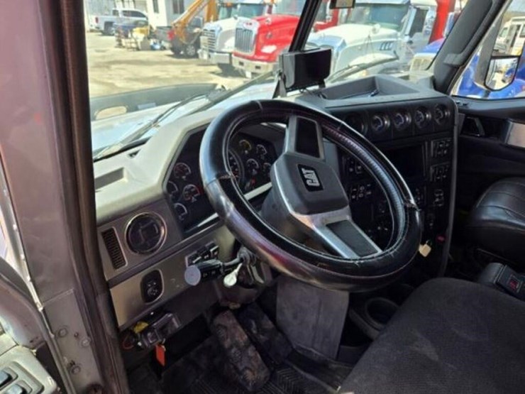 2012-caterpillar-ct660s-image-24