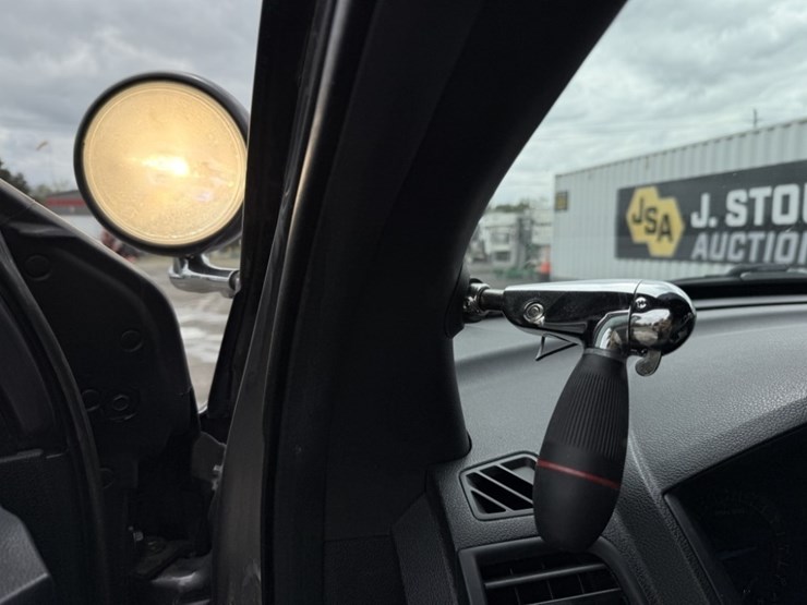 2017-ford-explorer-image-30