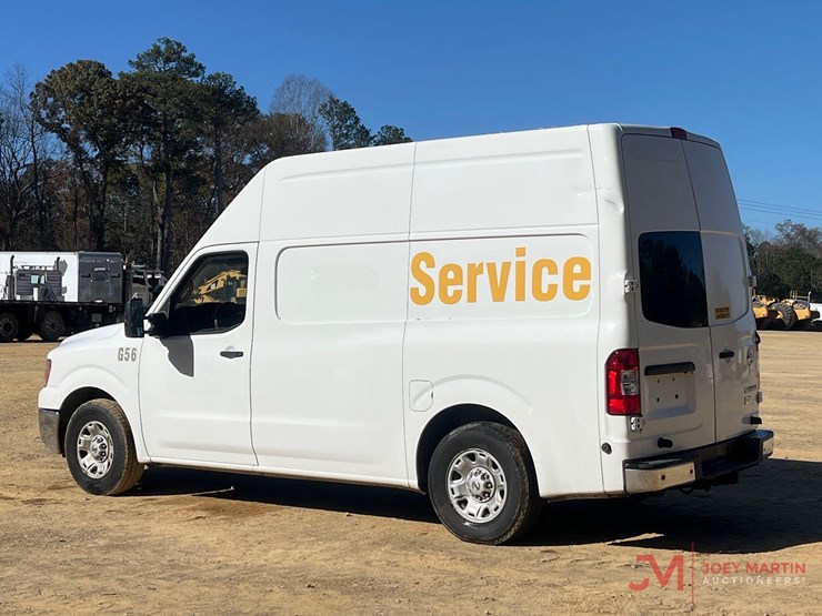 2013-nissan-nv3500hd-image-3