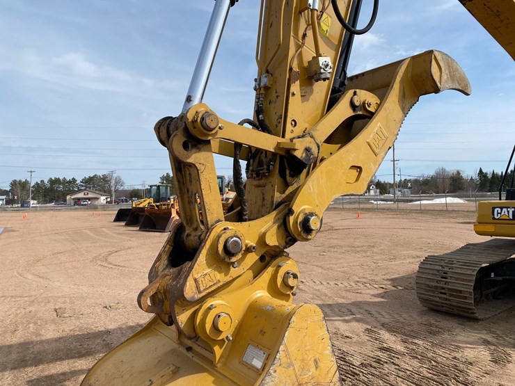 2018-caterpillar-320-image-14