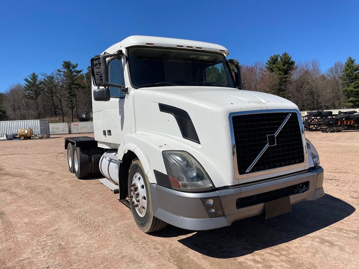 2005-volvo-10-image-3