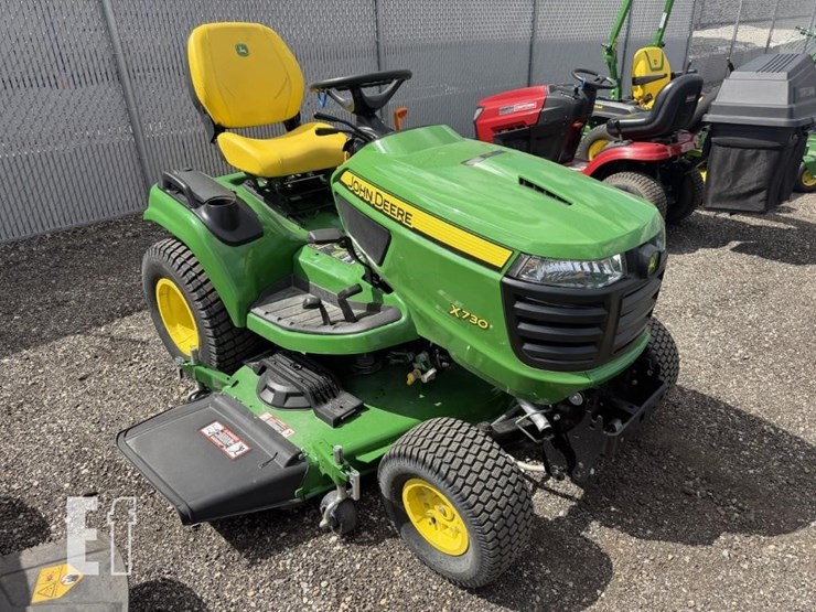 2022-john-deere-x730-image-2