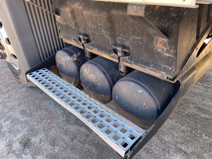 2005-volvo-10-image-31