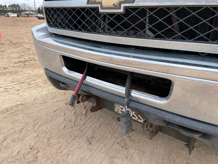 2011-chevrolet-3500-image-10