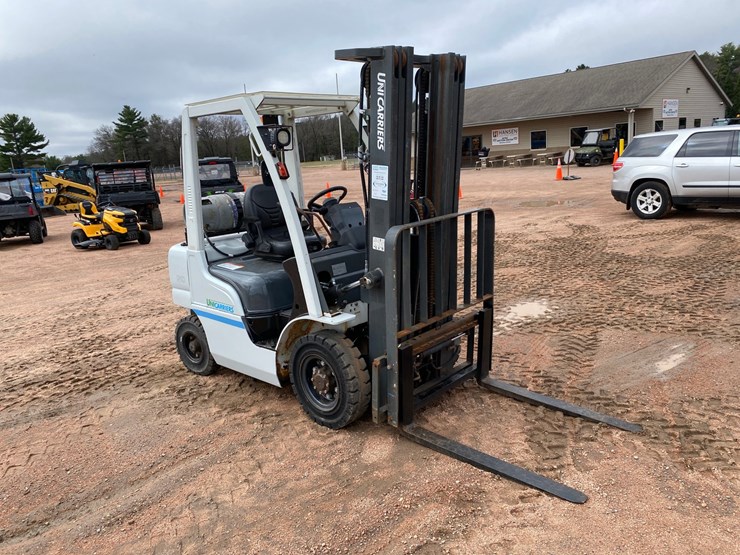 #1163-•-unicarriers-3,450-lbs-lp-forklift-image-3