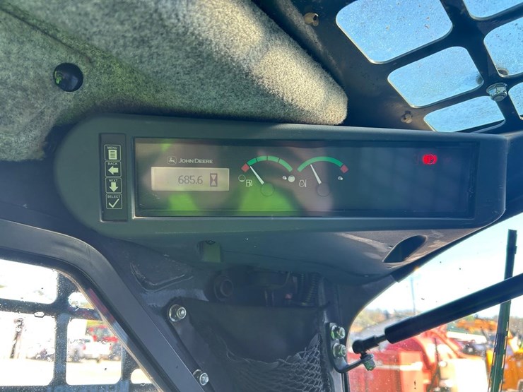 2016-deere-317g-image-22