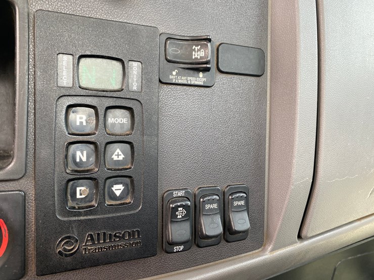 2017-peterbilt-348-image-47