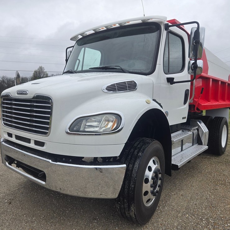 2012 FREIGHTLINER M2 106