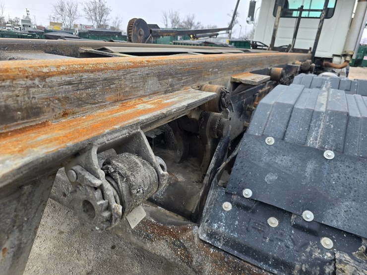 #22589-•-2006-mack-cv713-granite-roll-off-truck-image-75