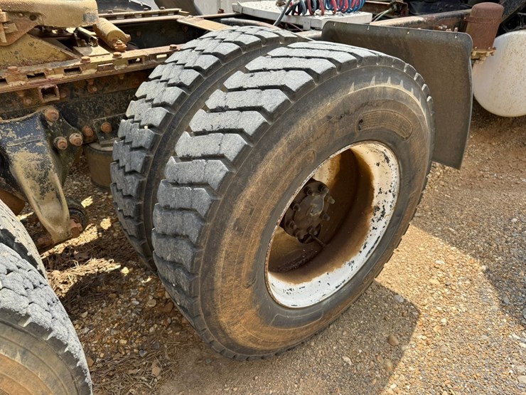 1998-freightliner-108sd-plus-image-17