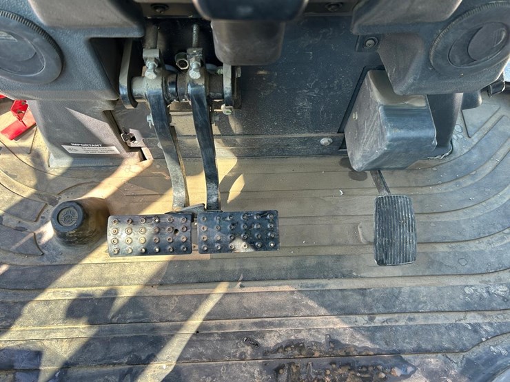 2021-deere-310l-image-30