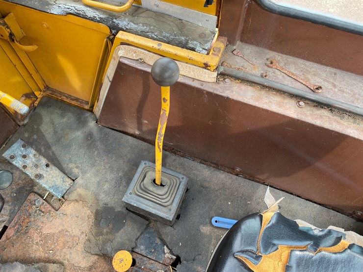 #1004-•-1982-allis-chalmers-714-series-b-industrial-plow-tractor-image-48