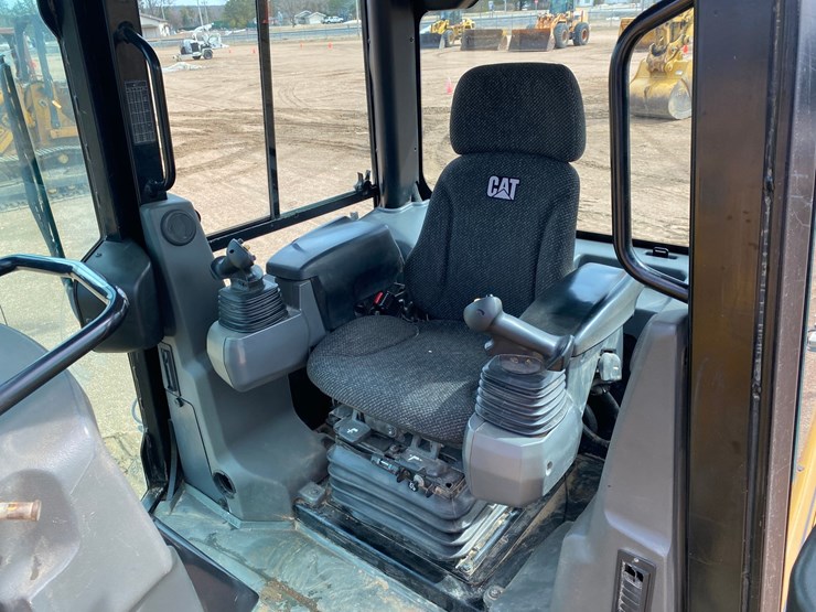 2016-caterpillar-d5k2-lgp-image-47