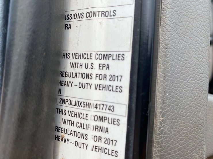 2017-peterbilt-348-image-11