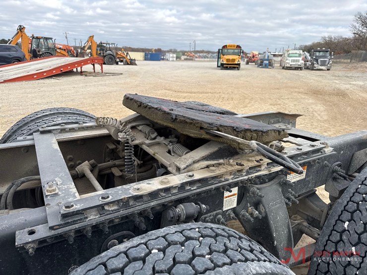 2015-freightliner-day-cab-truck-tractor-image-8