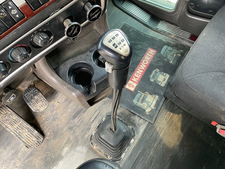 2009-kenworth-w900-image-63