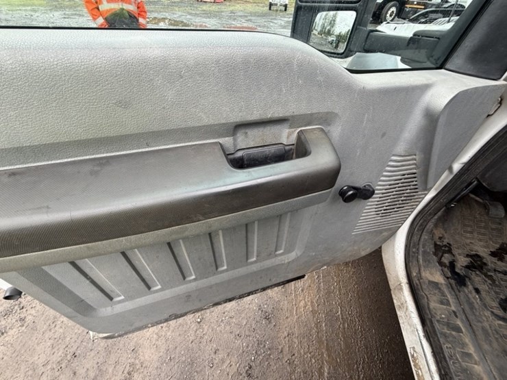 2015-ford-f550-sd-image-28