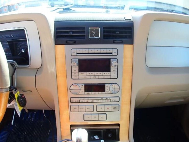 2009-lincoln-navigator-image-18