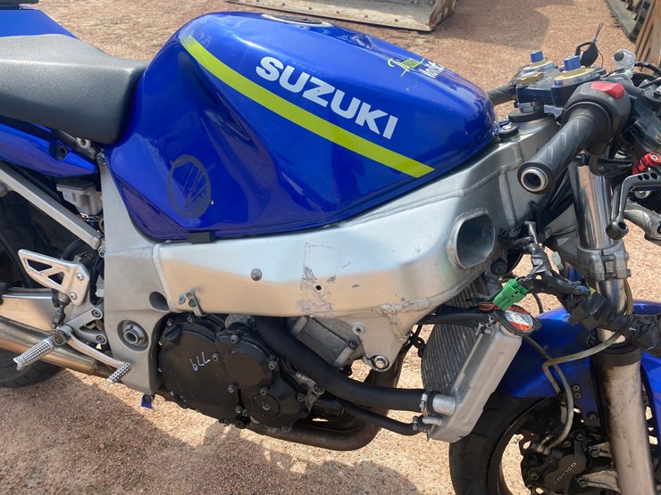 #1303-•-2002-suzuki-gsx-r600-motorcycle-(no-title)-image-11