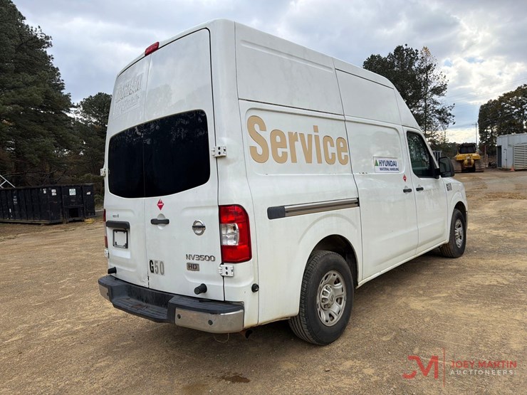 2013-nissan-nv3500hd-image-2