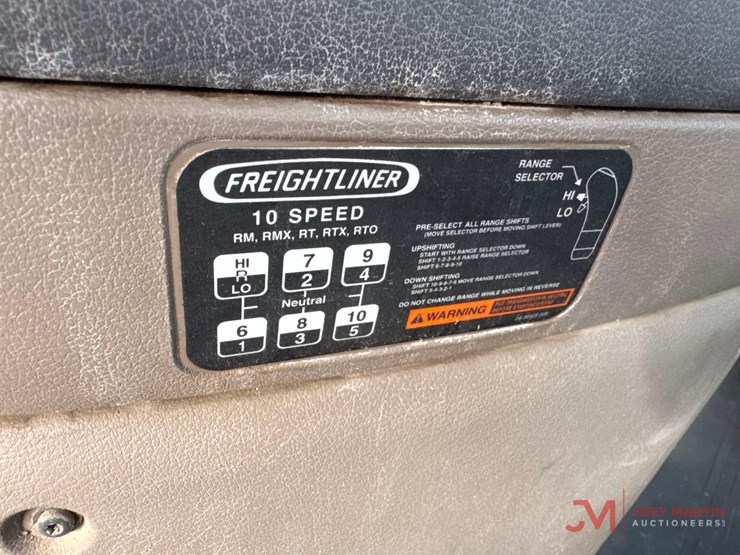 2015-freightliner-day-cab-truck-tractor-image-22