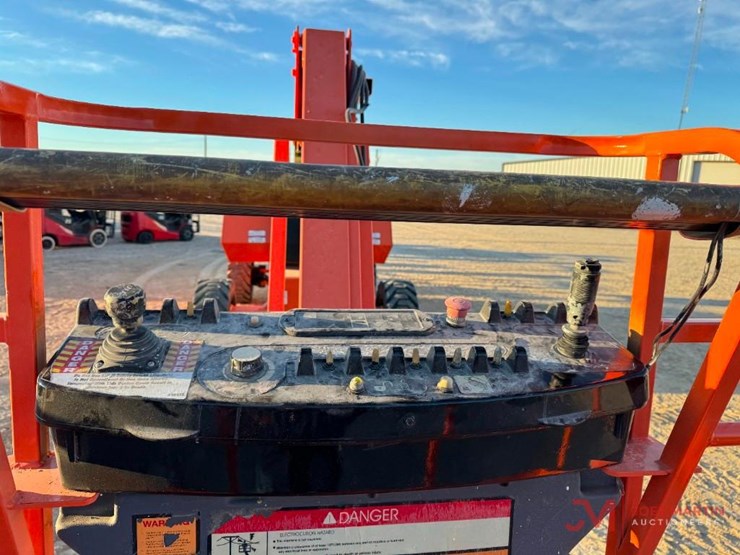 2014-jlg-800aj-image-10