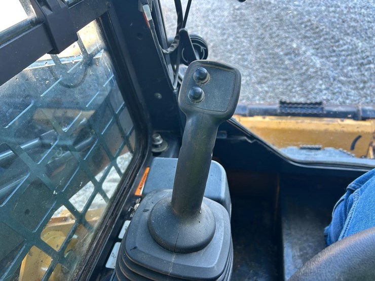 2016-deere-317g-image-24