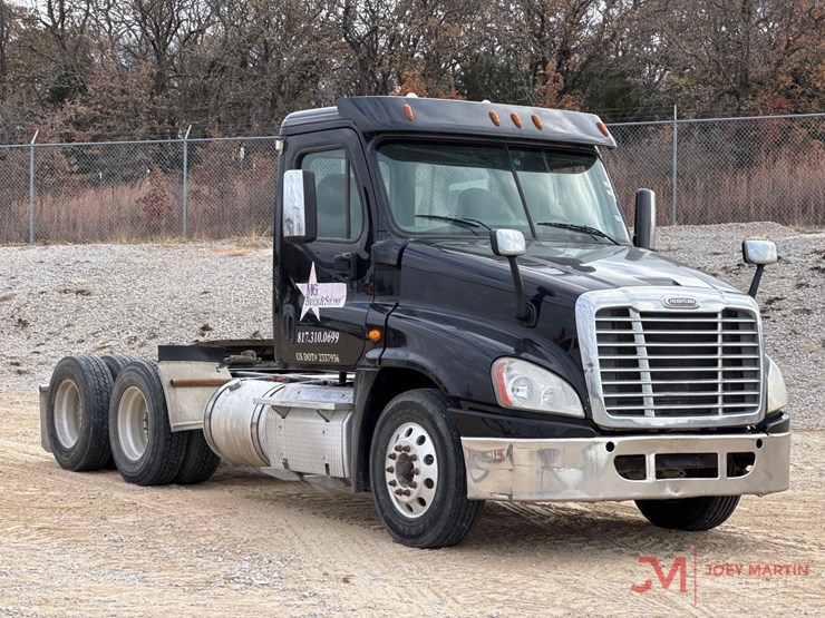 2015-freightliner-day-cab-truck-tractor-image-1