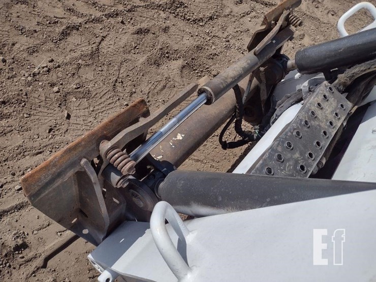 2009-bobcat-t320-image-20