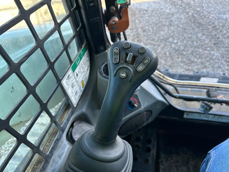 2023-bobcat-t770-image-28